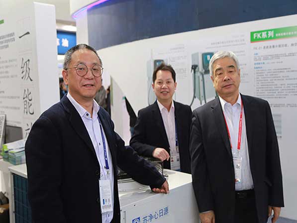 環保部領導蒞臨心日源制冷展展位