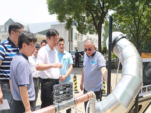 心日源董事長為蘇州市政府領導講解節能產品